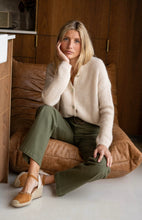 Charger l&#39;image dans la galerie, Pantalon Jim kaki (existe aussi en beige en boutique
