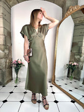 Charger l&#39;image dans la galerie, Robe en satin Valentine kaki
