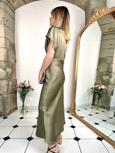 Charger l&#39;image dans la galerie, Robe en satin Valentine kaki
