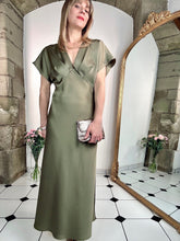 Charger l&#39;image dans la galerie, Robe en satin Valentine kaki
